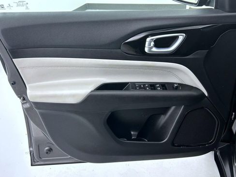 Certified 2022 Jeep Compass Limited image 9