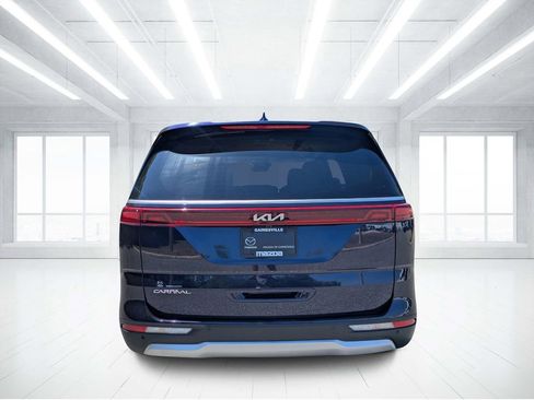 Used 2024 Kia Carnival LX FWD image 4