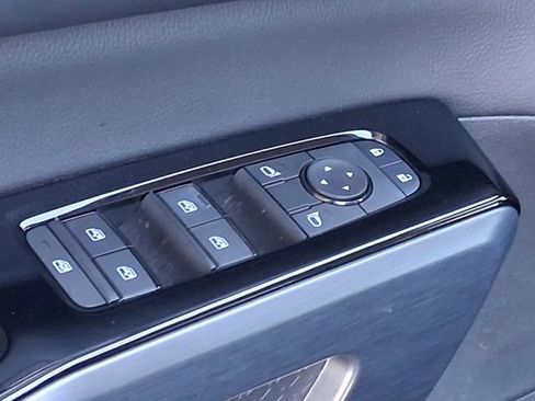Used 2025 Nissan Pathfinder SL FWD image 17
