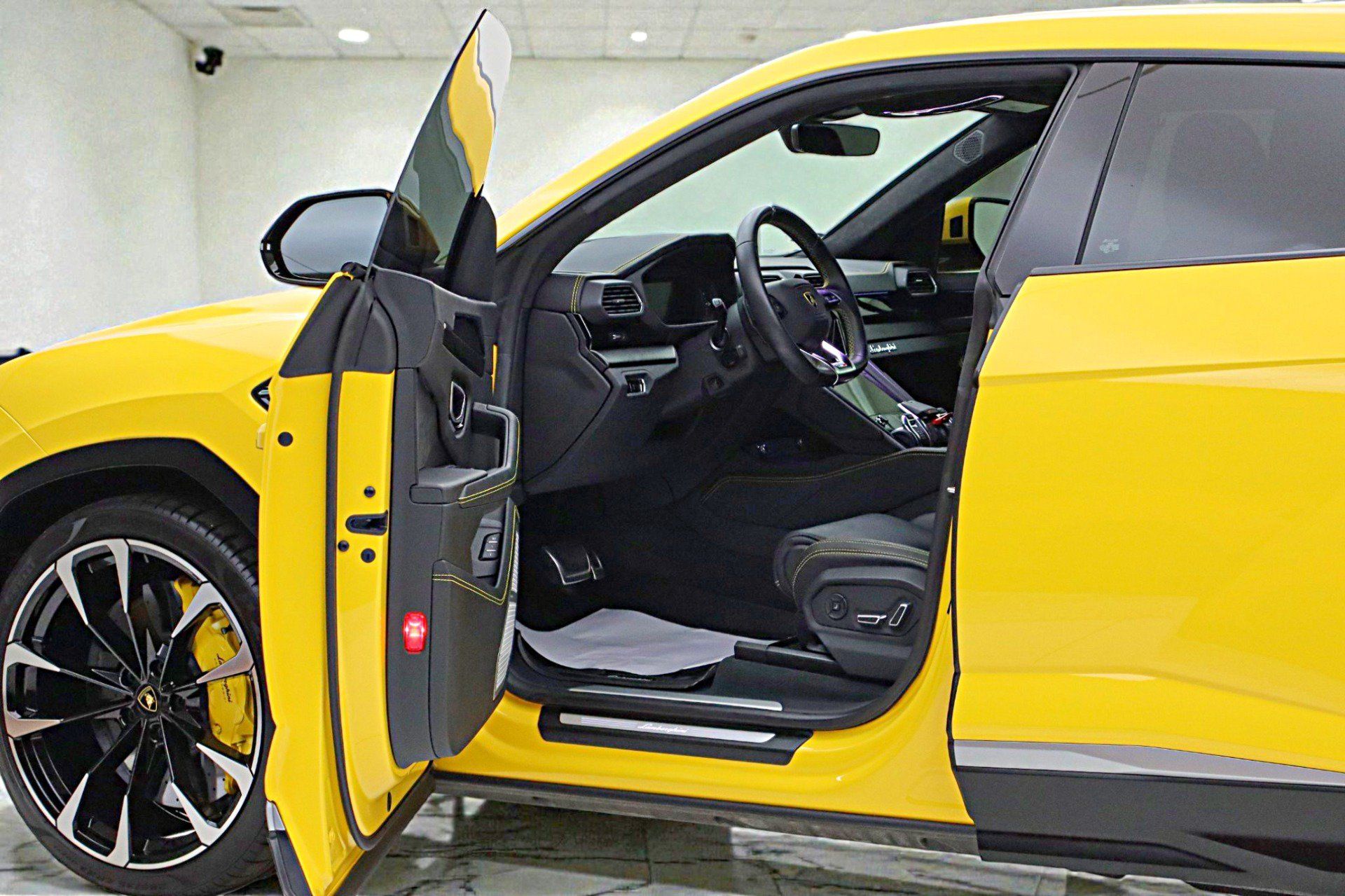 Used 2022 Lamborghini Urus AWD/4WD image 6