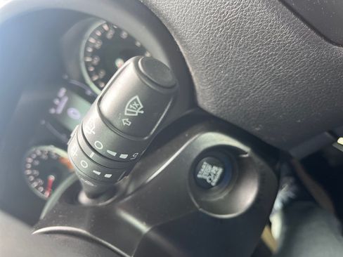 Used 2018 Jeep Renegade Latitude FWD image 24