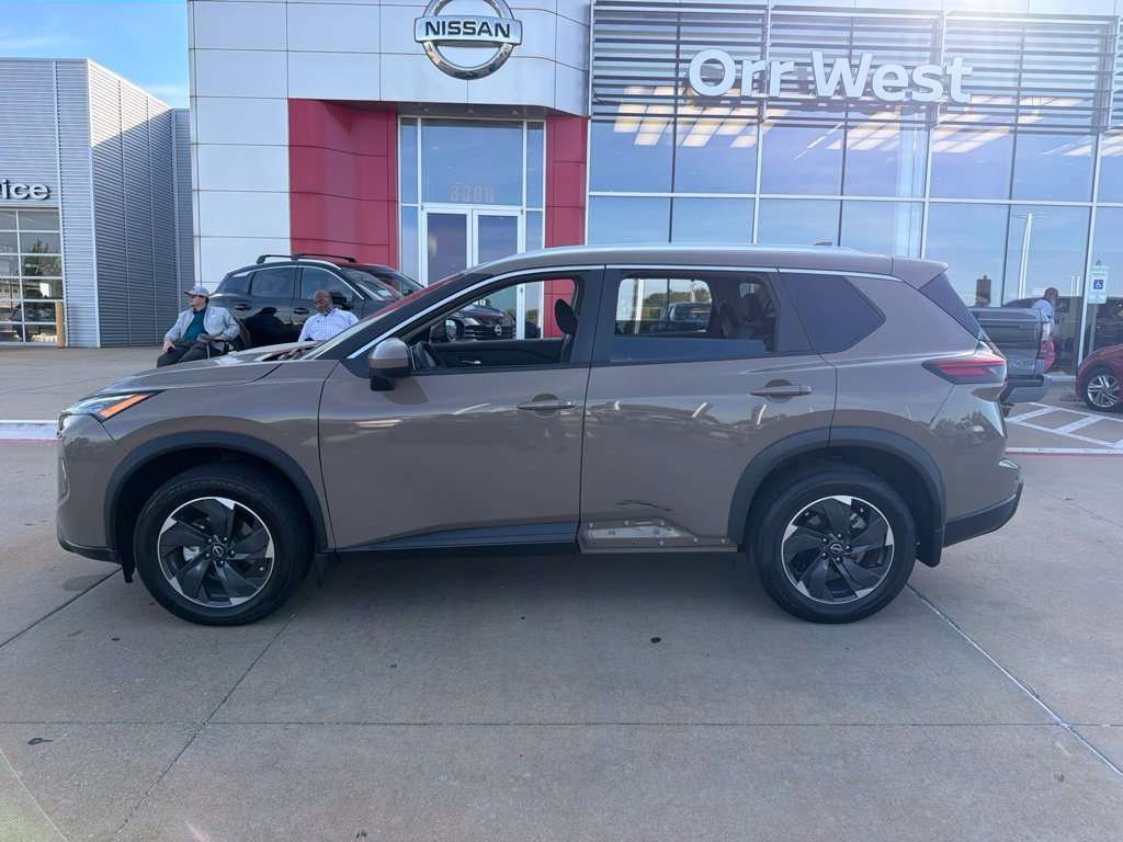 Used 2024 Nissan Rogue SV w/ SV Premium Package FWD image 2