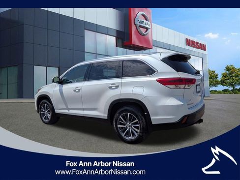 Used 2019 Toyota Highlander XLE AWD/4WD image 3