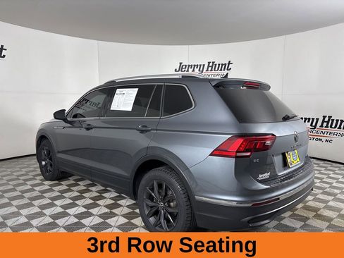 Used 2023 Volkswagen Tiguan SE w/ Panoramic Sunroof Package image 7