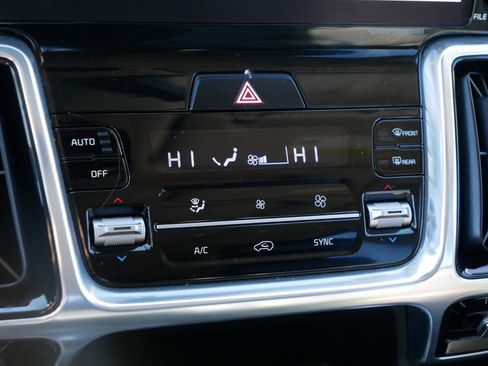 Certified 2022 Kia Sorento SX image 23