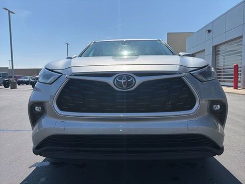 Used 2022 Toyota Highlander LE AWD/4WD image 2