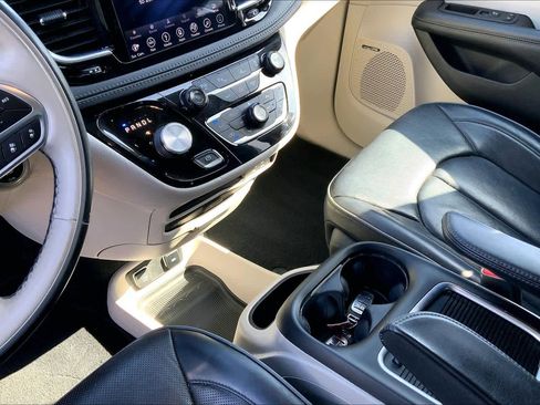 Used 2019 Chrysler Pacifica Limited w/ Advanced Safetytec Group FWD image 16