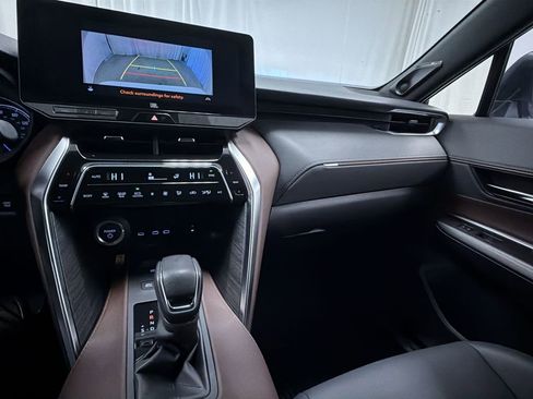 Used 2023 Toyota Venza XLE image 19