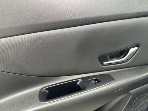 Used 2022 Hyundai Elantra Limited w/ Preferred Accessory Package image 31