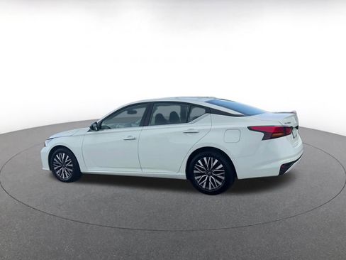 Used 2025 Nissan Altima 2.5 SV FWD image 10