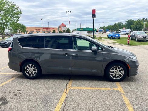 Used 2023 Chrysler Pacifica Touring-L FWD image 4