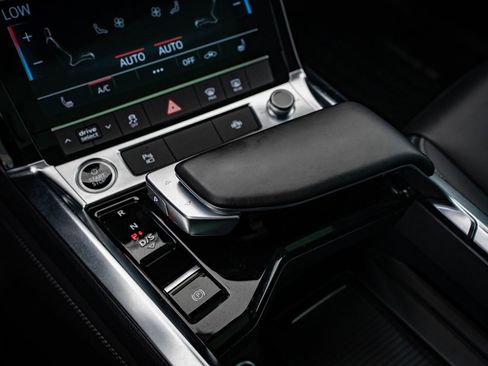 Used 2022 Audi e-tron Premium w/ Convenience Plus Package image 33