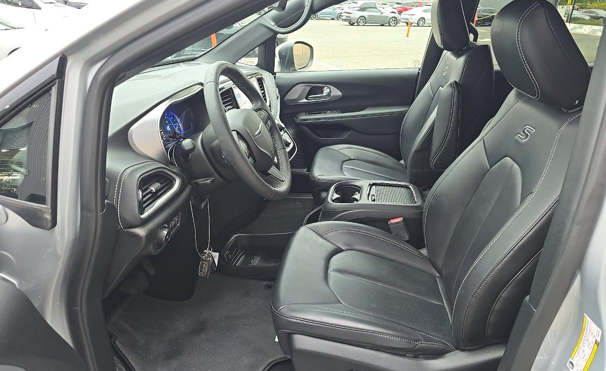 Used 2023 Chrysler Pacifica Touring-L w/ S Appearance Package FWD image 7