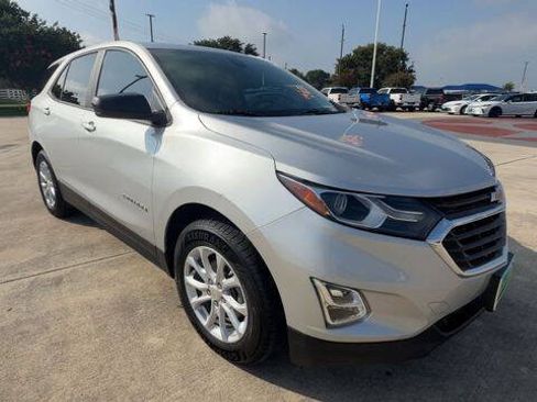 Used 2021 Chevrolet Equinox LS FWD image 2