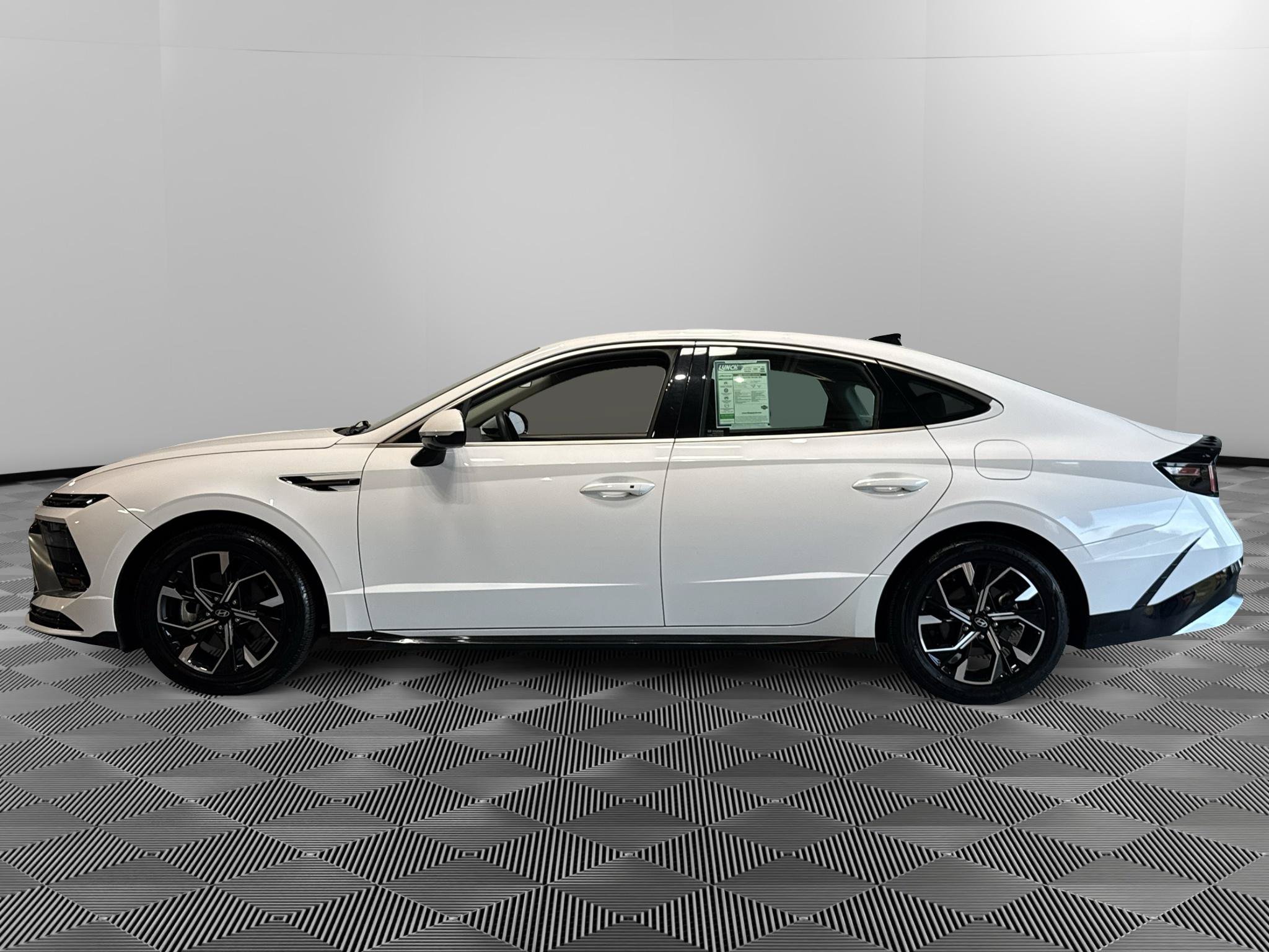 Used 2025 Hyundai Sonata SEL FWD image 2