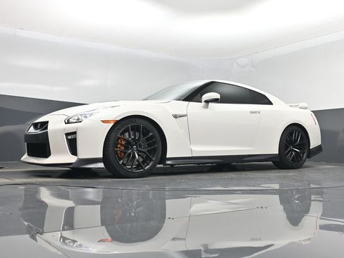 Used 2018 Nissan GT-R Premium w/ Premium Interior Package image 40