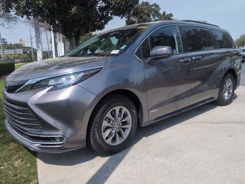 Used 2021 Toyota Sienna XLE image 5