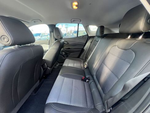 Used 2025 Chevrolet Trax LT FWD image 25