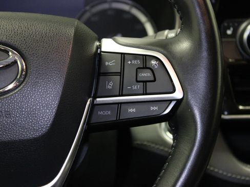 Used 2022 Toyota Highlander XLE AWD/4WD image 26