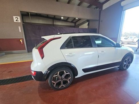 Used 2023 Kia Niro EX Touring image 4