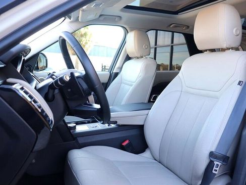 Used 2018 Land Rover Discovery SE image 11