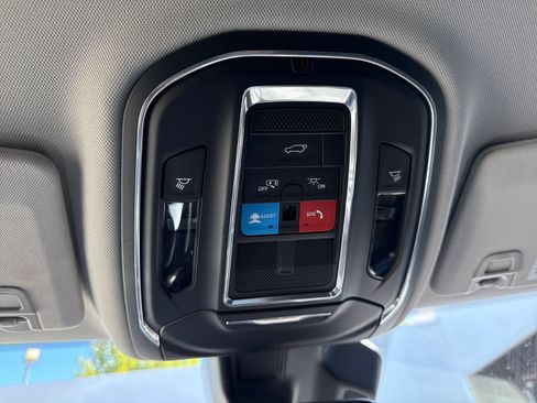 Used 2023 Jeep Grand Cherokee Laredo w/ Luxury Tech Group I AWD/4WD image 21