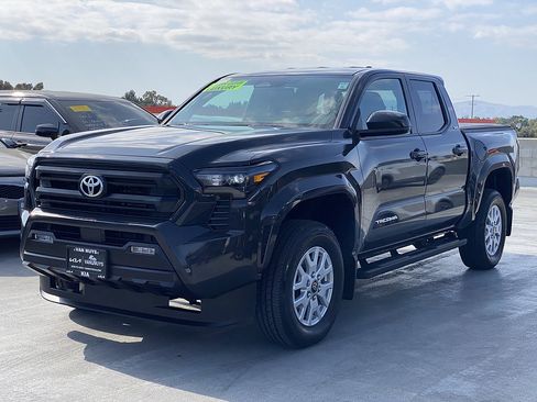 Used 2025 Toyota Tacoma SR5 AWD/4WD image 7