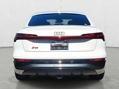 Used 2024 Audi Q8 e-tron Premium Plus image 6