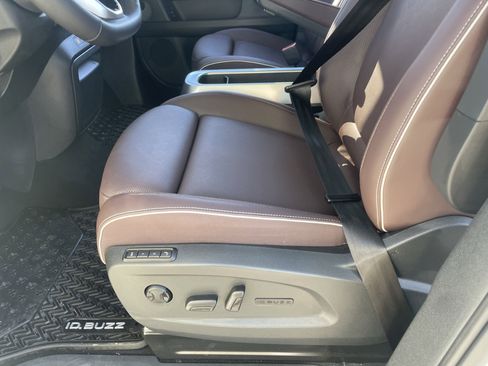 Certified 2025 Volkswagen ID. Buzz Pro S image 18