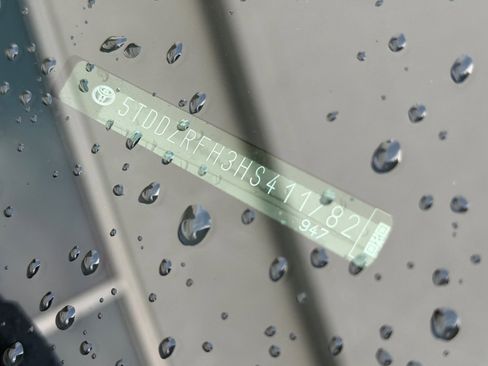 Used 2017 Toyota Highlander Limited Platinum image 3