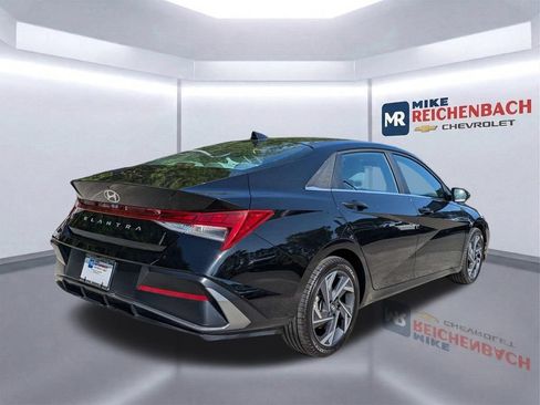 Used 2025 Hyundai Elantra SEL FWD image 4
