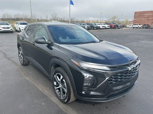 Used 2025 Chevrolet Trax RS w/ Driver Confidence Package FWD image 1