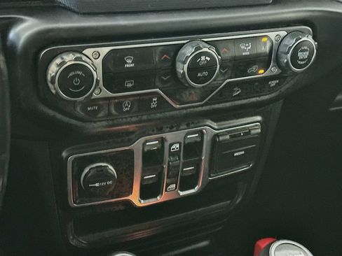 Used 2020 Jeep Wrangler Unlimited Sahara AWD/4WD image 18
