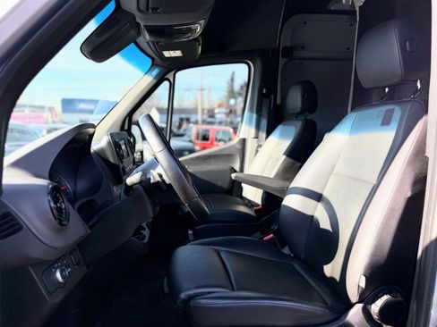 Used 2022 Mercedes-Benz Sprinter 2500 image 11