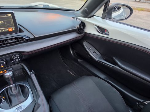 Used 2016 MAZDA MX-5 Miata Club RWD image 23