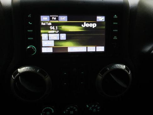 Used 2017 Jeep Wrangler Unlimited Sahara w/ Connectivity Group AWD/4WD image 21