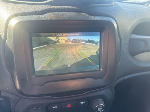 Used 2018 Jeep Renegade Latitude image 10