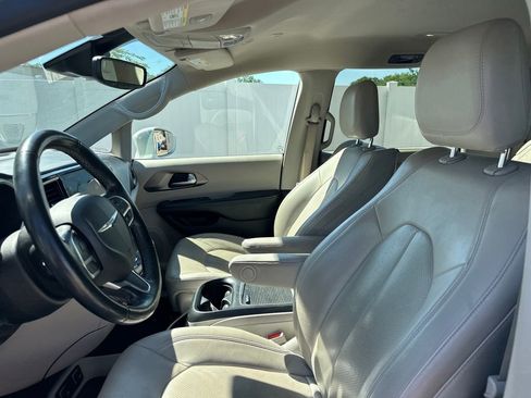 Used 2021 Chrysler Pacifica Touring-L FWD image 10