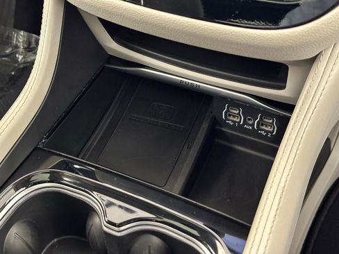 Used 2024 Chrysler Pacifica Limited image 19