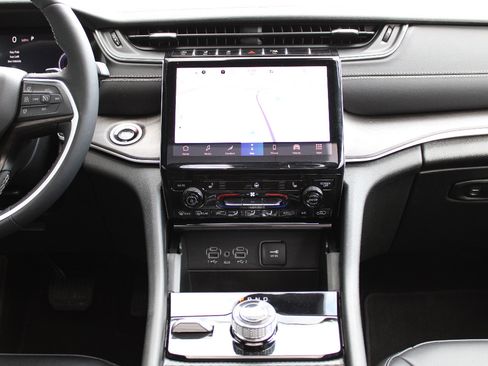 Used 2025 Jeep Grand Cherokee Limited image 19