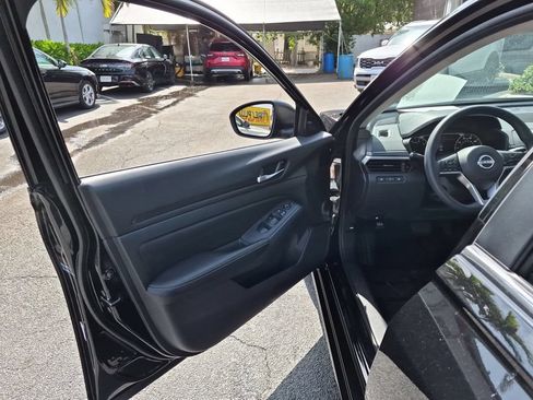 Used 2025 Nissan Altima 2.5 SV FWD image 11