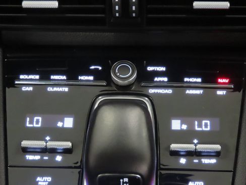 Certified 2023 Porsche Cayenne Platinum Edition AWD/4WD image 27