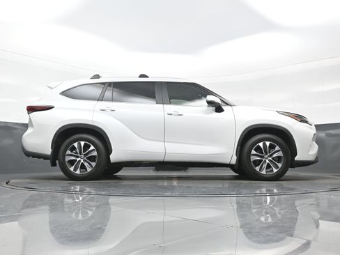 Used 2024 Toyota Highlander XLE AWD/4WD image 34