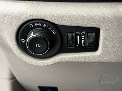 Used 2023 Chrysler Pacifica Limited FWD image 36
