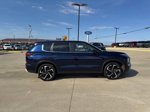 Used 2024 Mitsubishi Outlander SE image 3