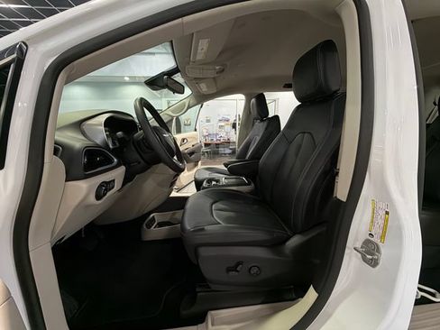 Used 2024 Chrysler Pacifica Touring-L FWD image 11