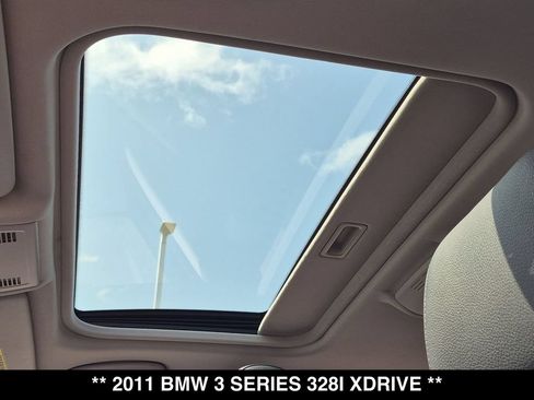 Used 2011 BMW 328i xDrive Sedan AWD/4WD image 4