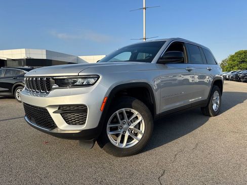 Used 2024 Jeep Grand Cherokee Laredo X w/ Trailer Tow Package AWD/4WD image 1