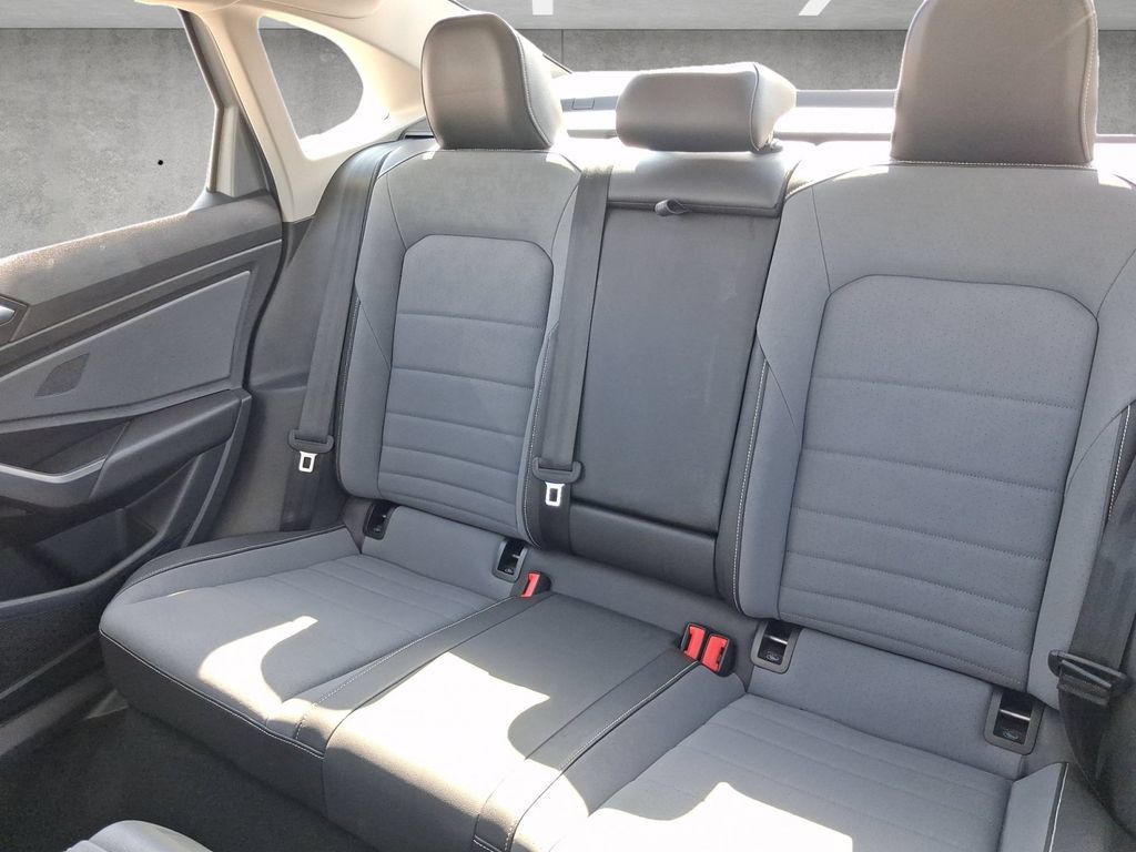 Used 2025 Volkswagen Jetta SE FWD image 22