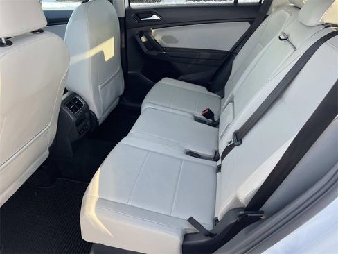Used 2018 Volkswagen Tiguan SE w/ Panoramic Sunroof Package image 12